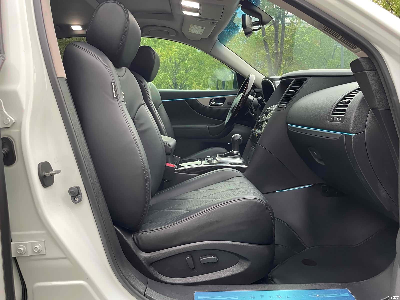 Infiniti FX35, 2012 7