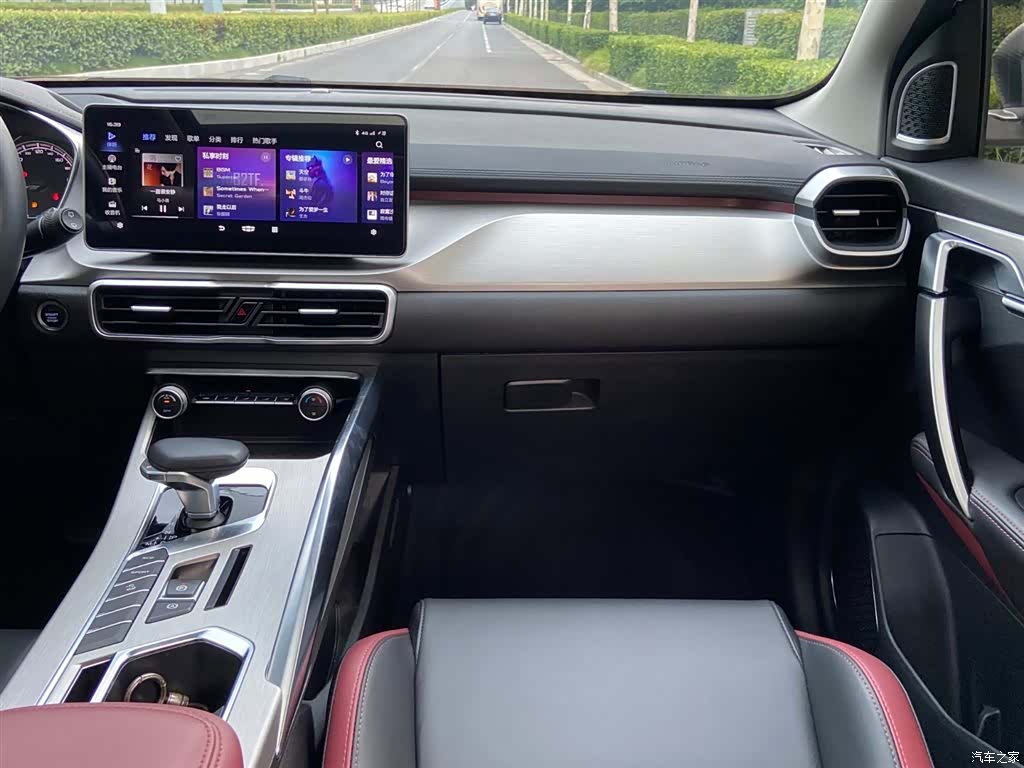 Geely Coolray, 2022 9