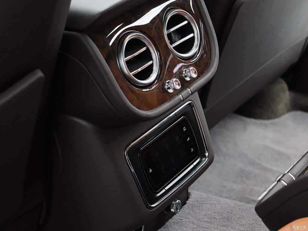 Bentley Bentayga, 2019 8
