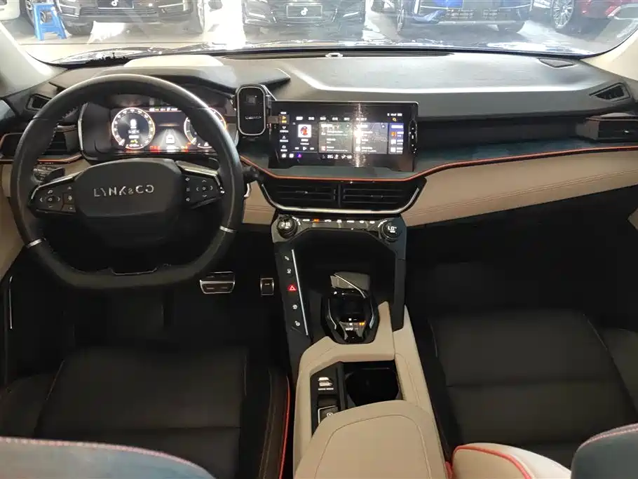 Lynk & Co 06