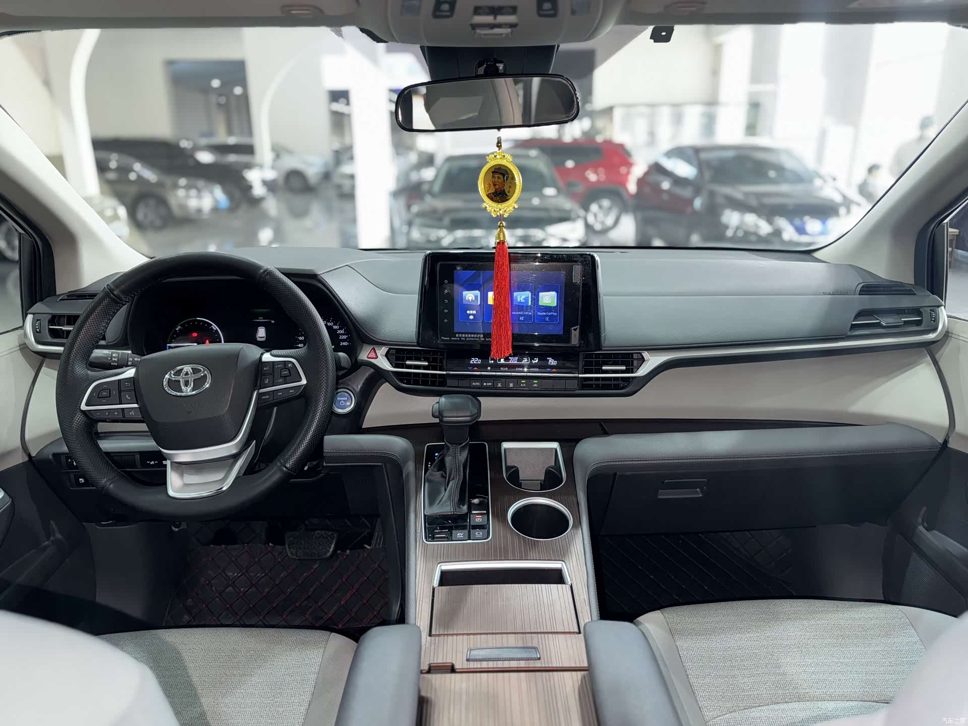 Toyota Sienna, 2023 все фото