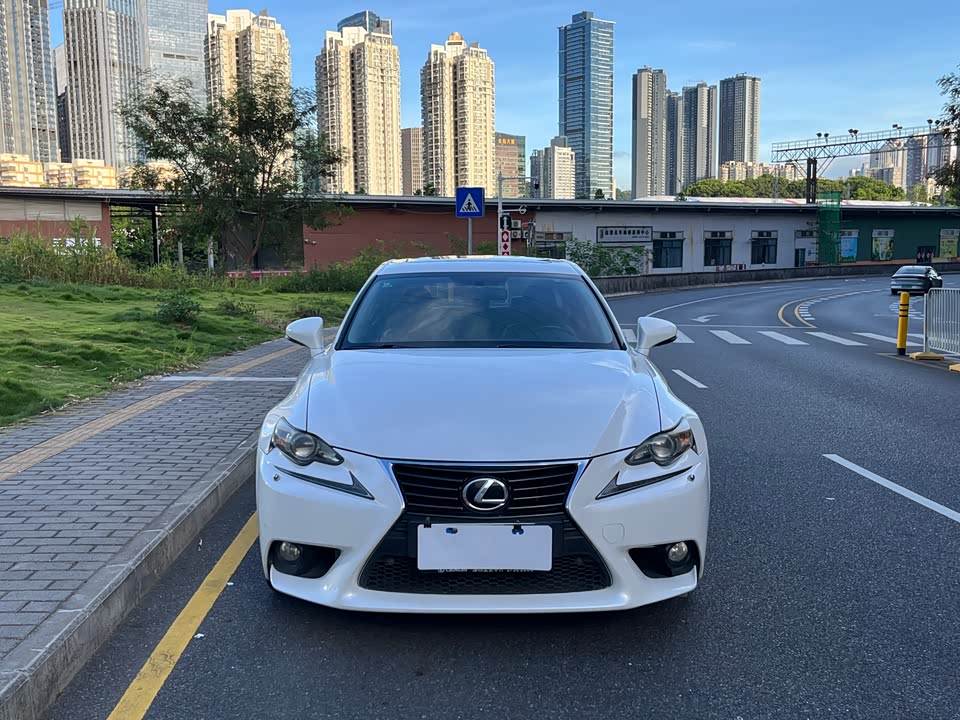 Lexus IS