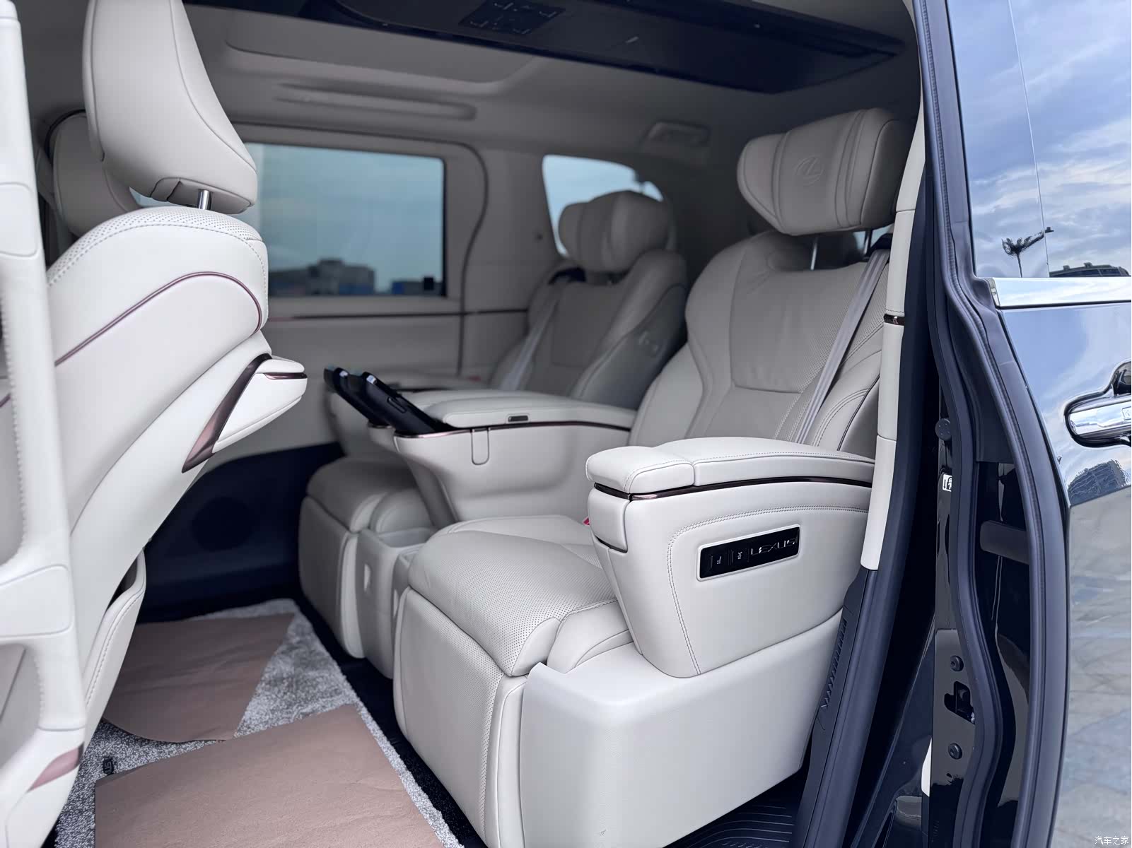 Lexus LM, 2024 10