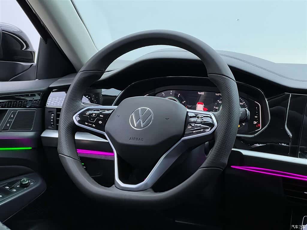 Volkswagen Passat, 2023 32