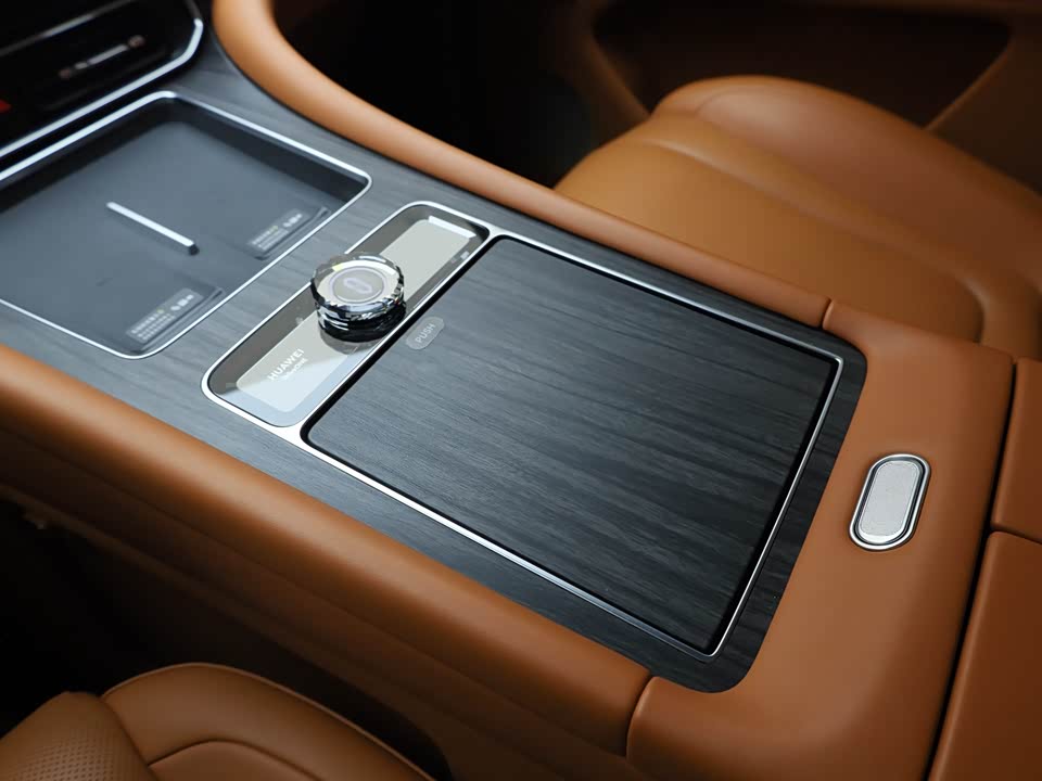 AITO Ask the world M9