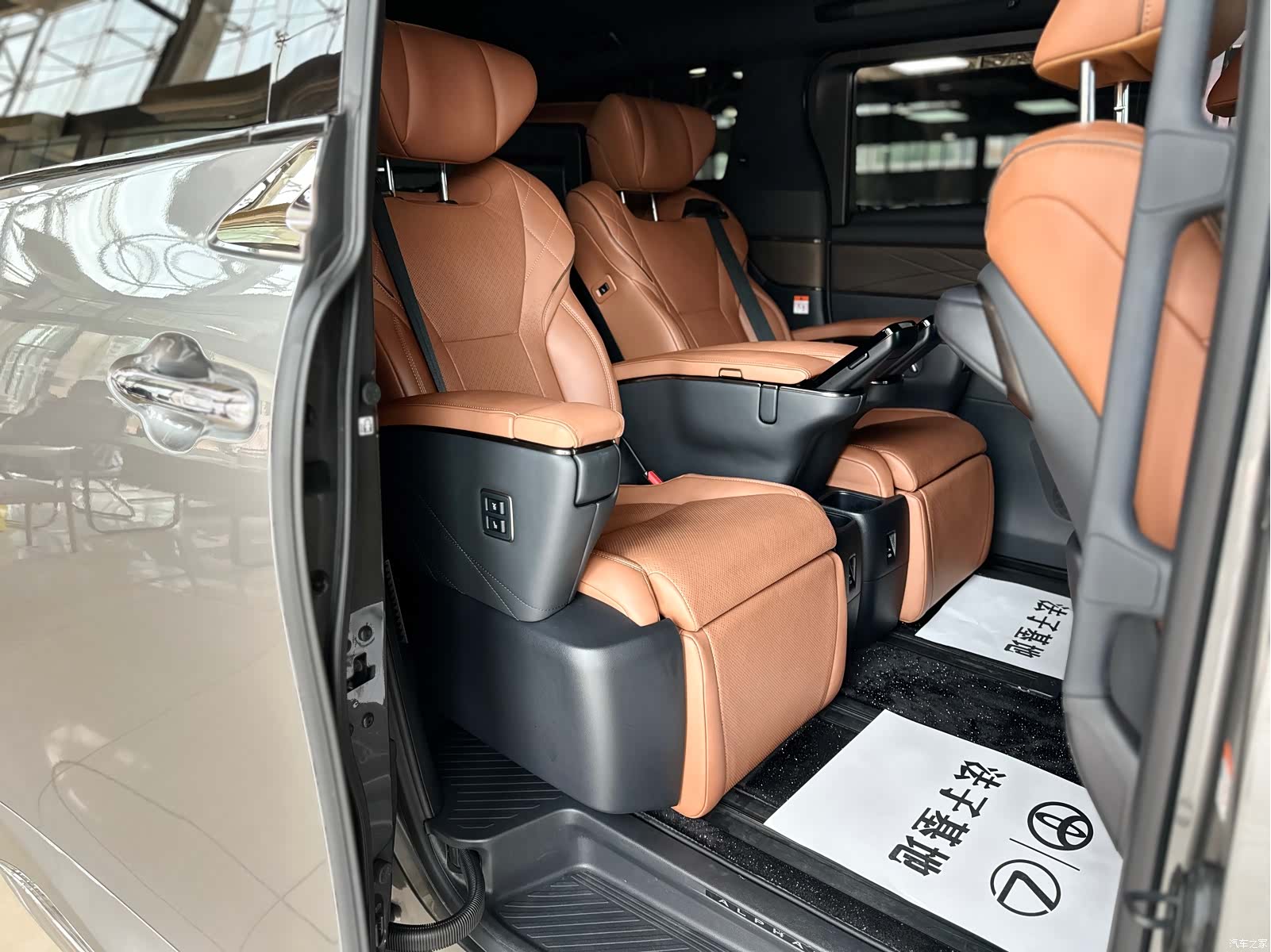 Toyota Alphard, 2023 18