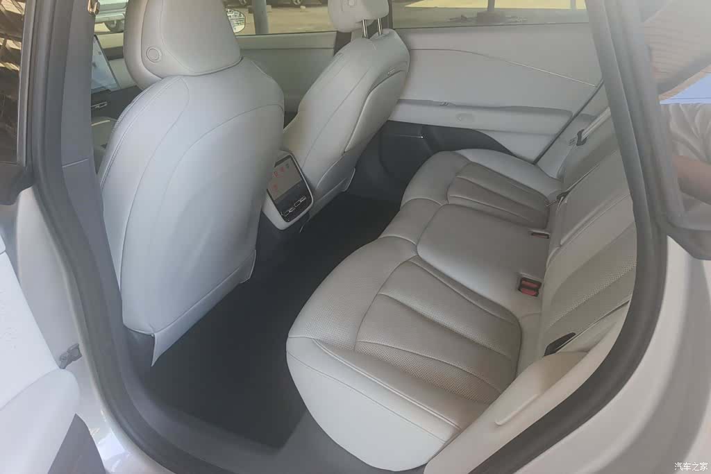 Xpeng P7, 2025 11