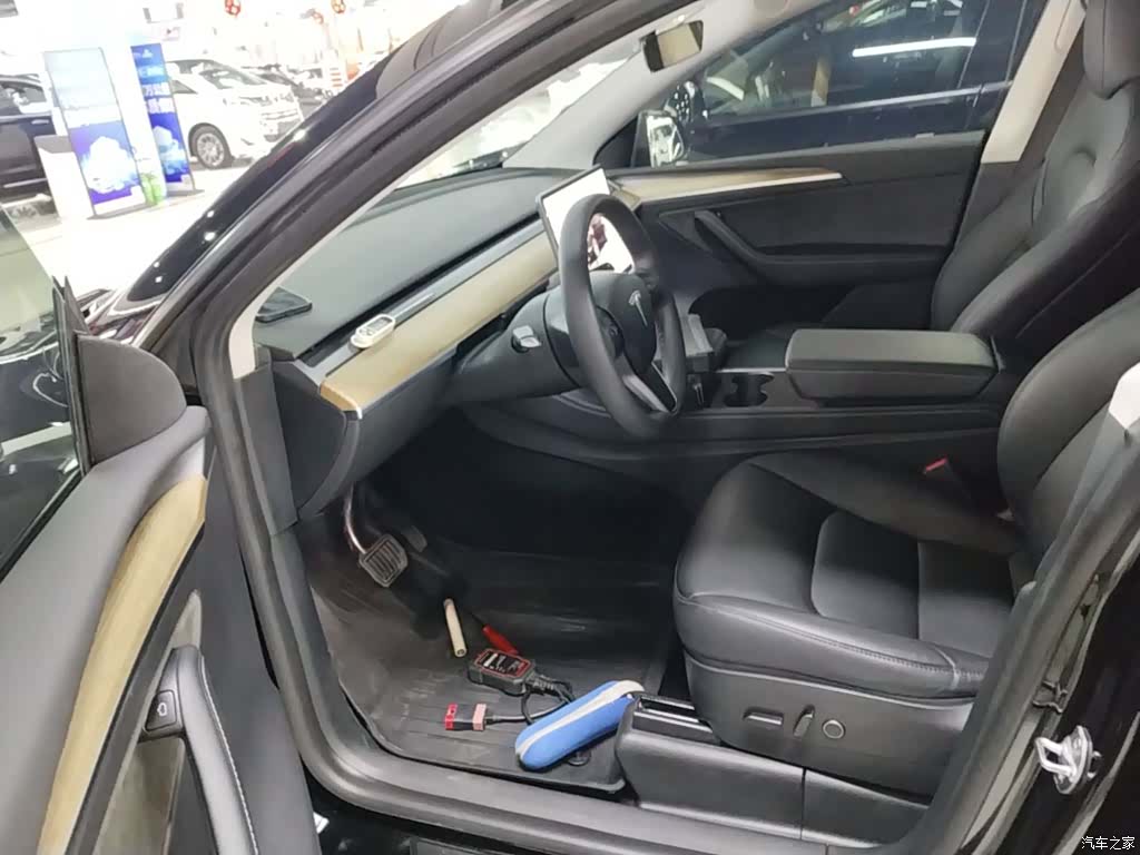 Tesla Model Y, 2023 15