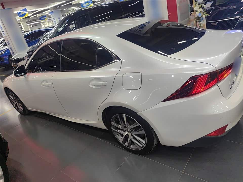Lexus IS