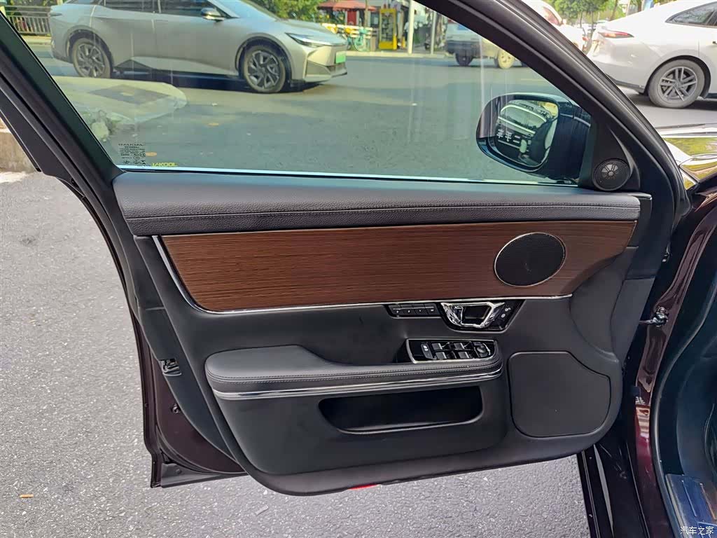 Jaguar XJ, 2016 6
