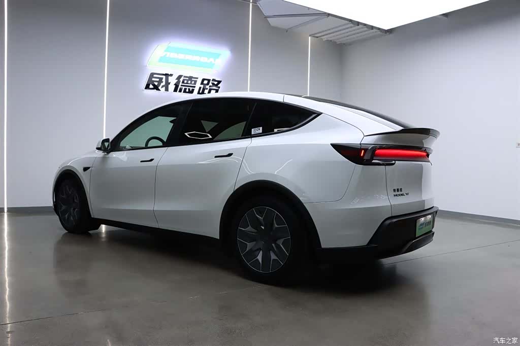 Tesla Model Y, 2025 4