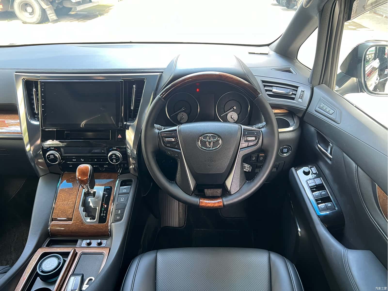 Toyota Alphard, 2015 9