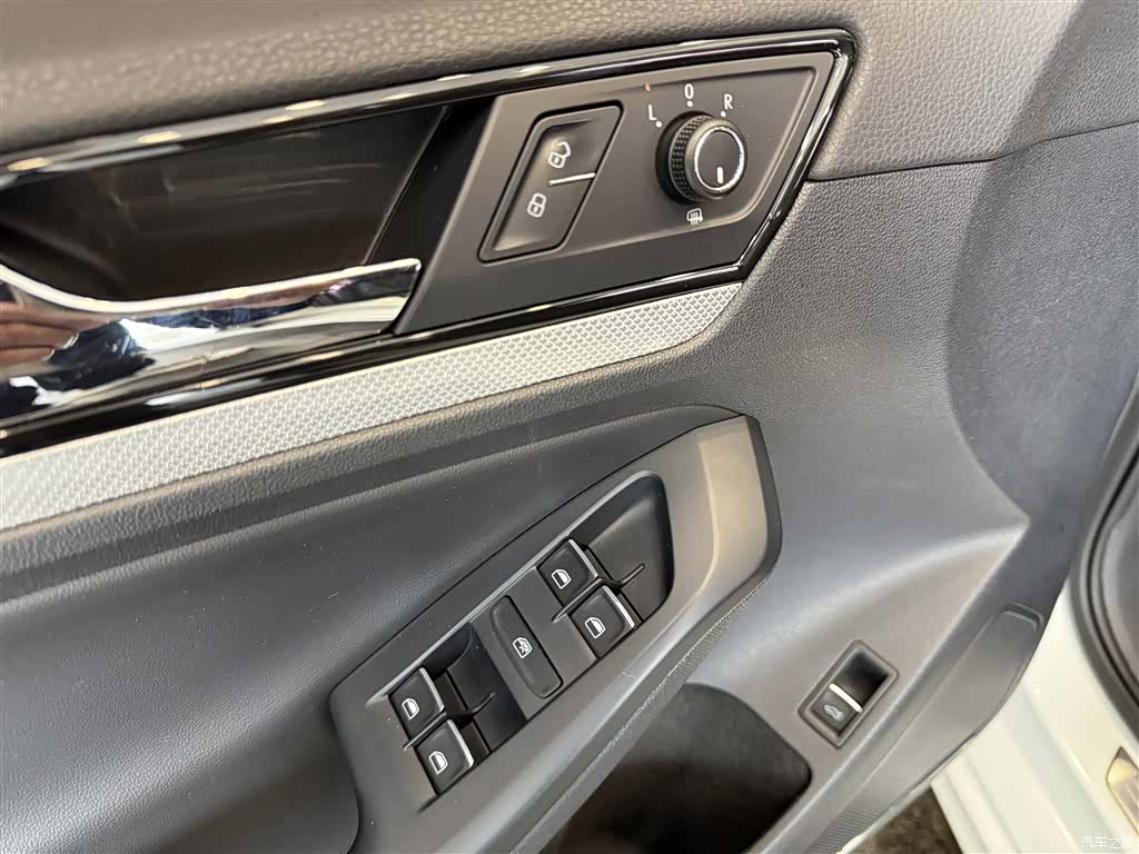 Volkswagen Sagitar, 2015 13