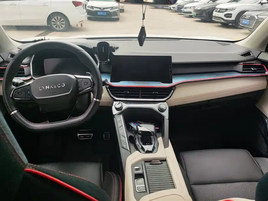 Lynk & Co 06