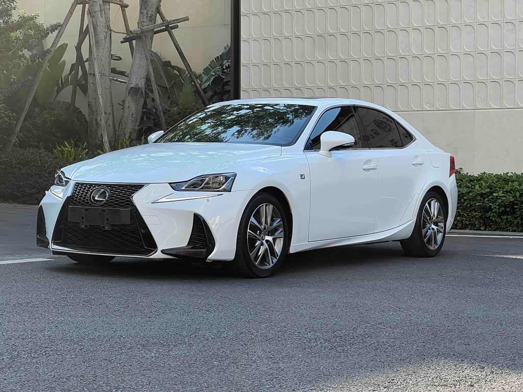 Lexus IS