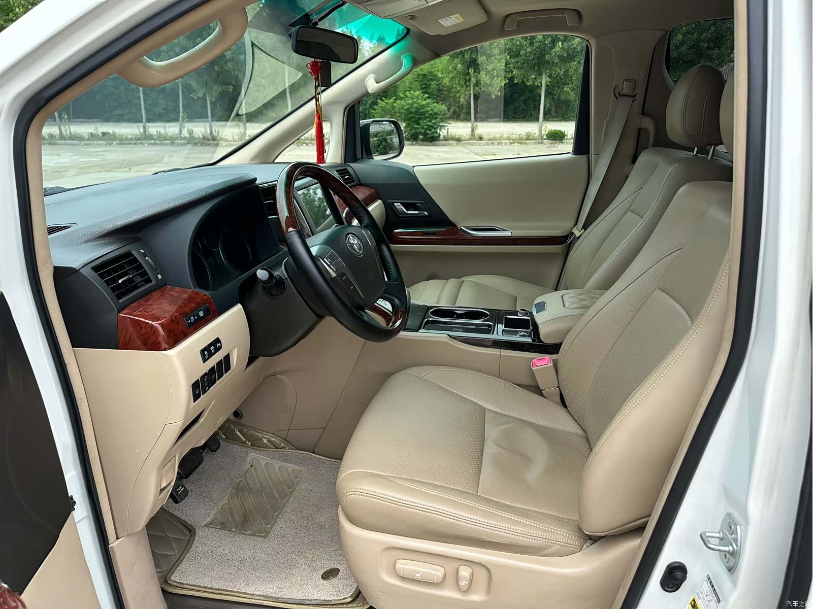 Toyota Alphard, 2011 7