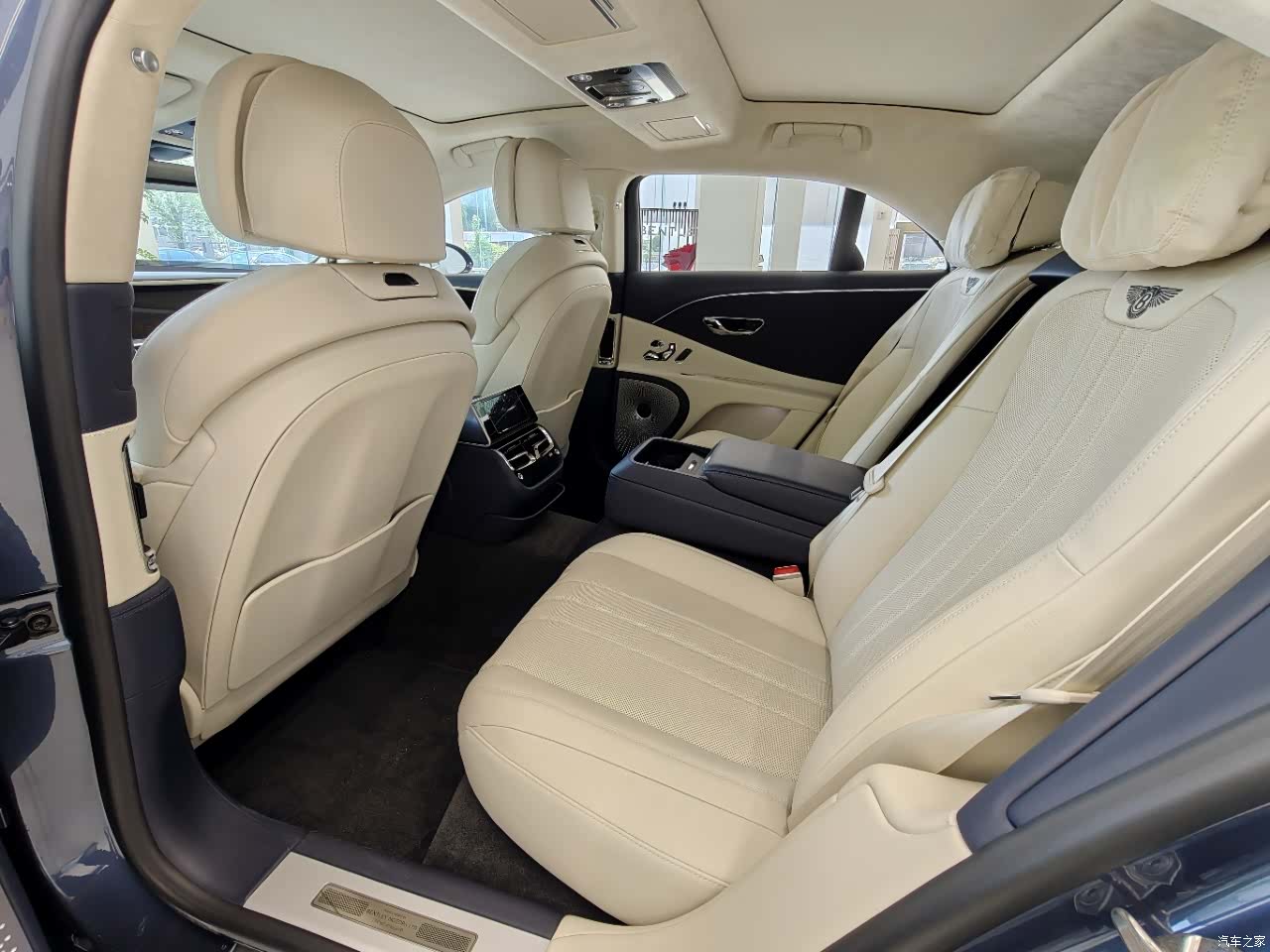 Bentley Flying Spur, 2022 13