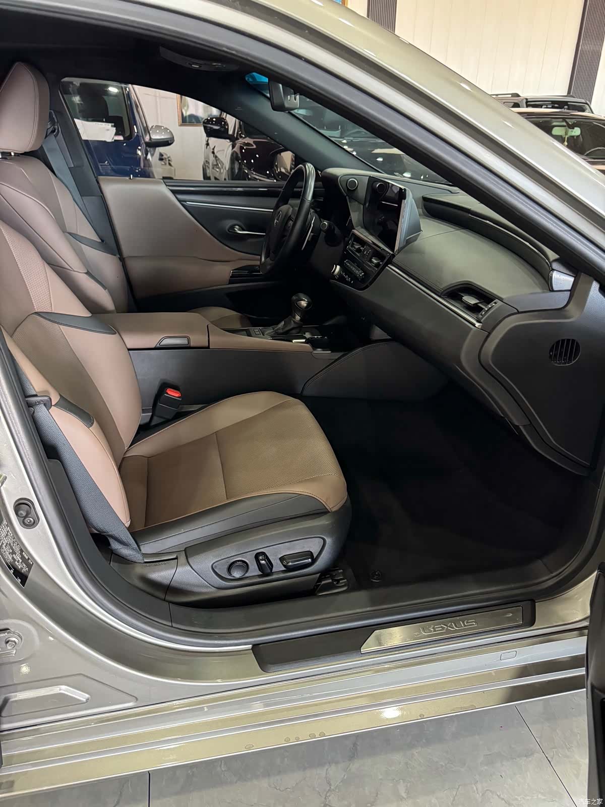 Lexus ES, 2024 4