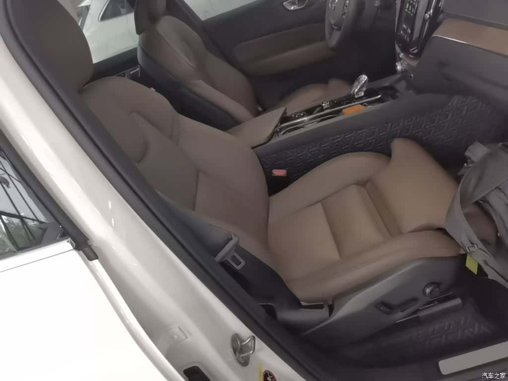 Volvo XC60, 2025 25