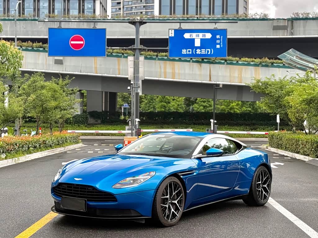 Aston Martin DB11