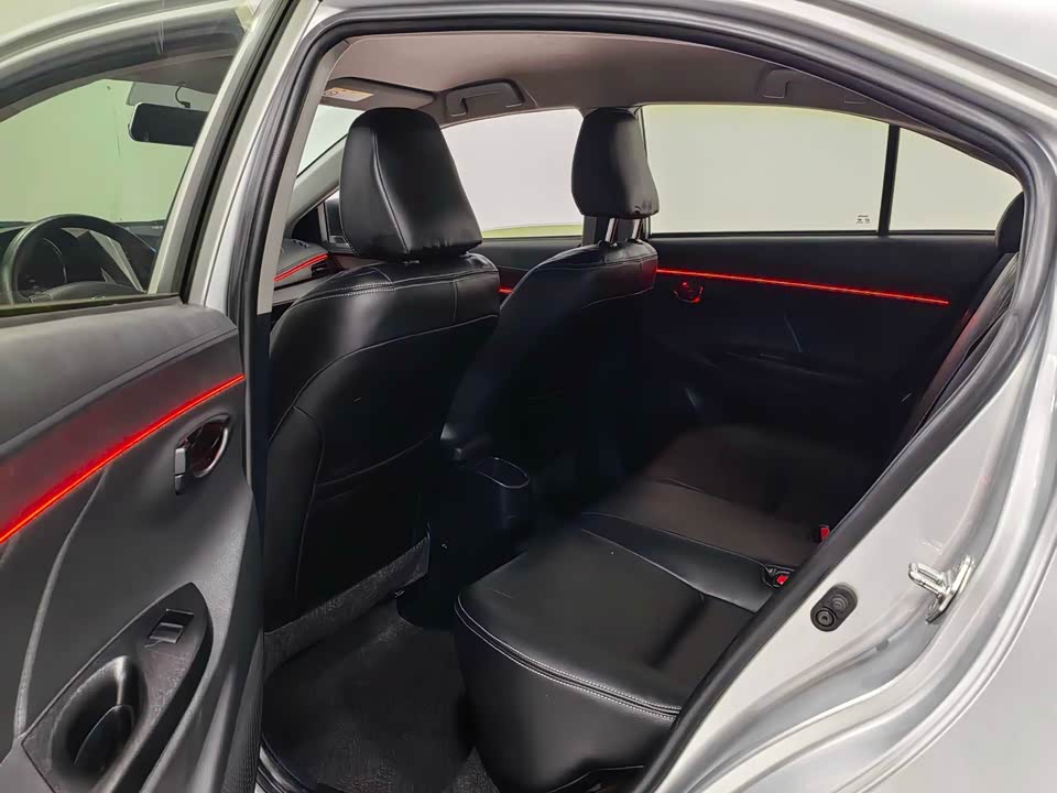 Toyota YARiS L to enjoy