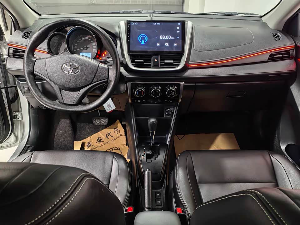 Toyota YARiS L to enjoy