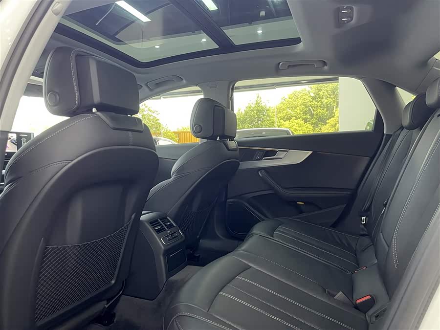 Audi A4L 2022, фото 10