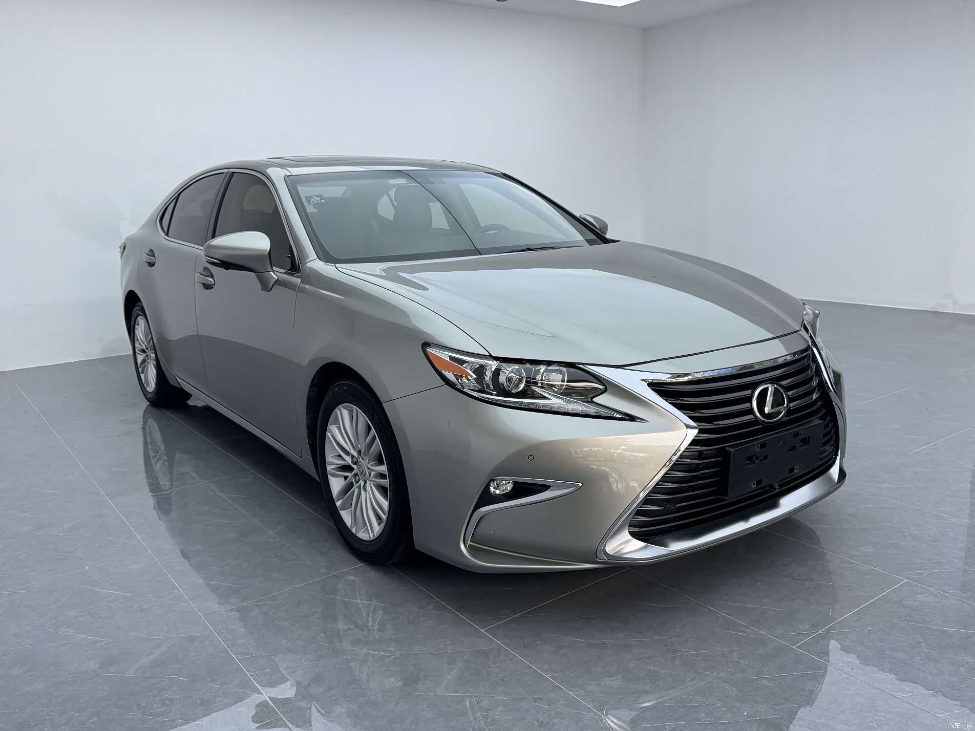 Lexus ES, 2017 все фото