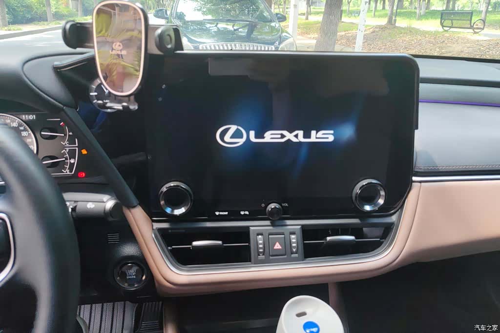 Lexus ES, 2025 13