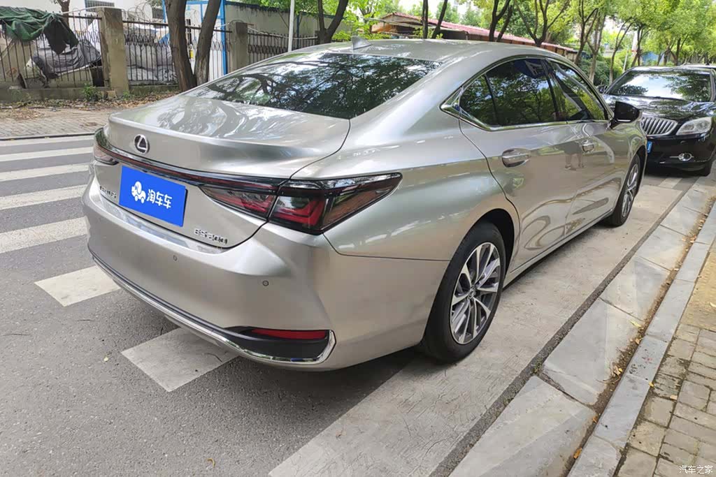 Lexus ES, 2025 3