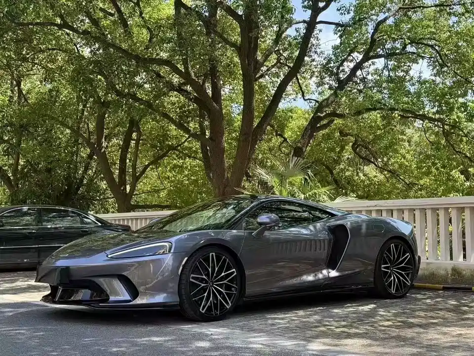 McLaren GT
