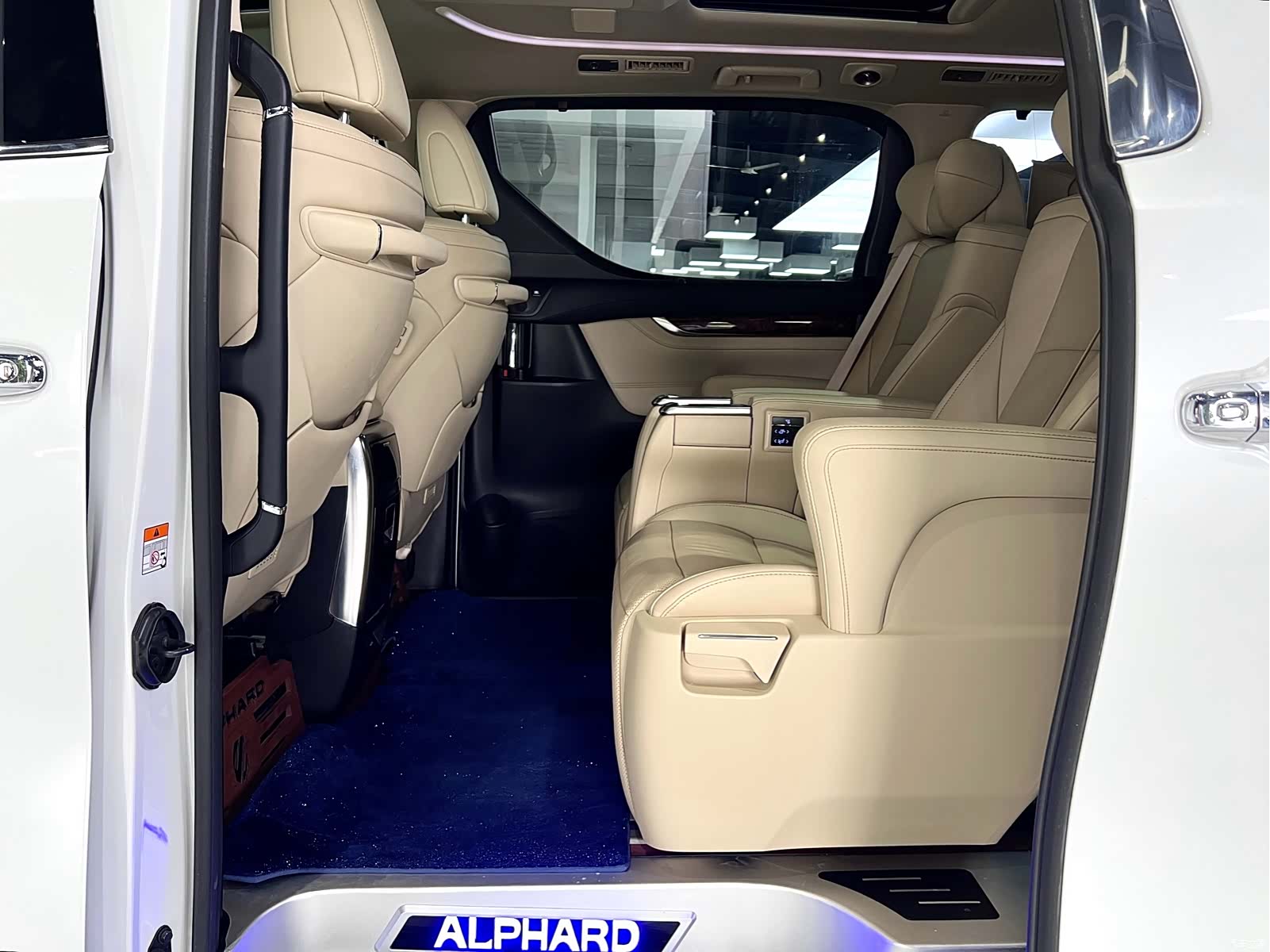 Toyota Alphard, 2023 37