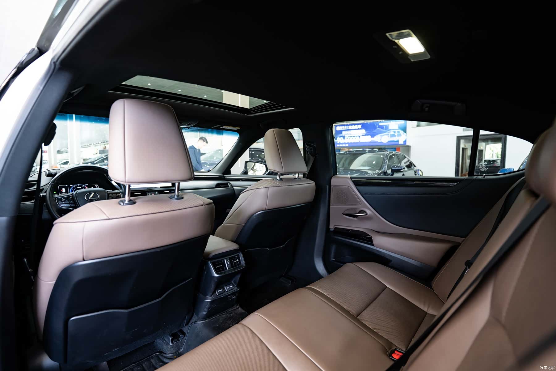 Lexus ES, 2023 12