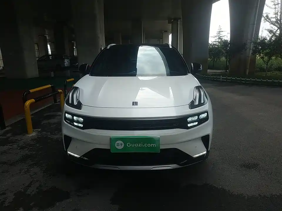 Lynk & Co 06
