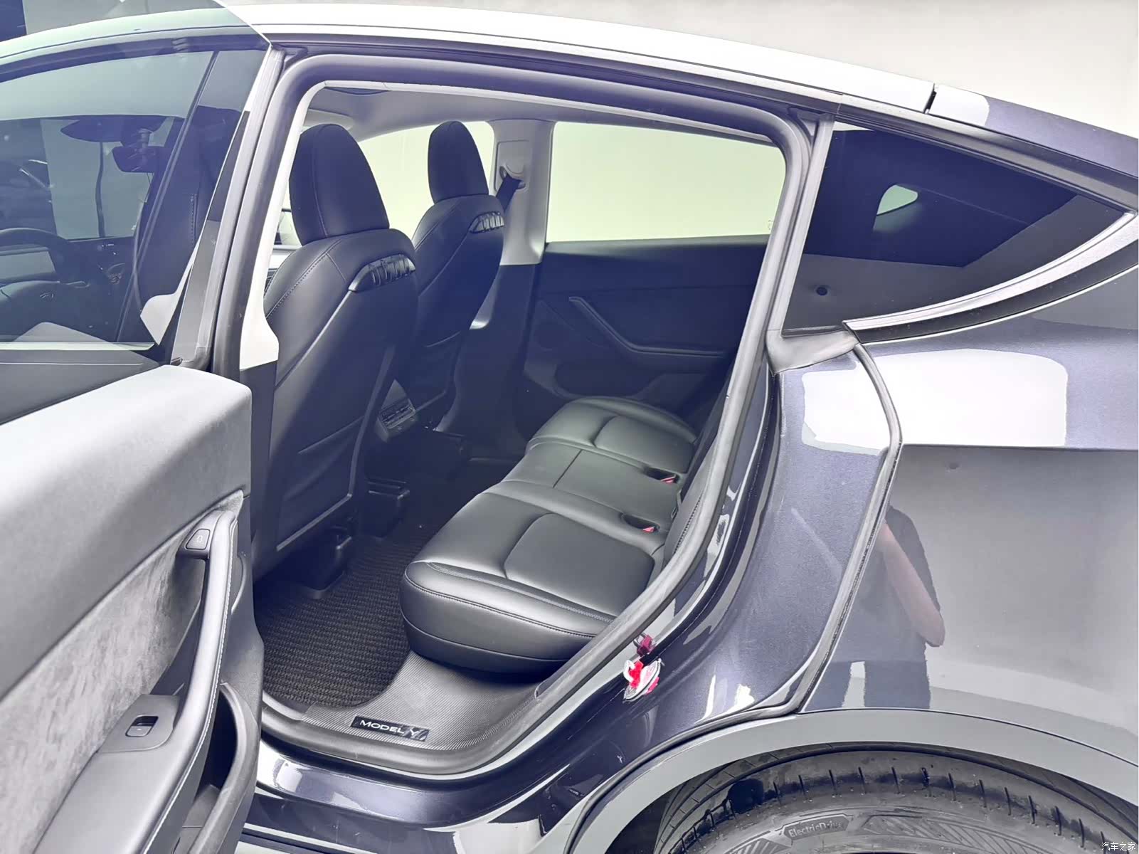 Tesla Model Y, 2025 8