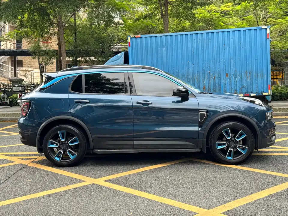 Lynk & Co 01