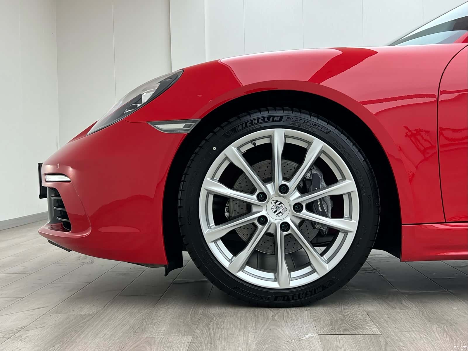 Porsche Cayman, 2018 все фото