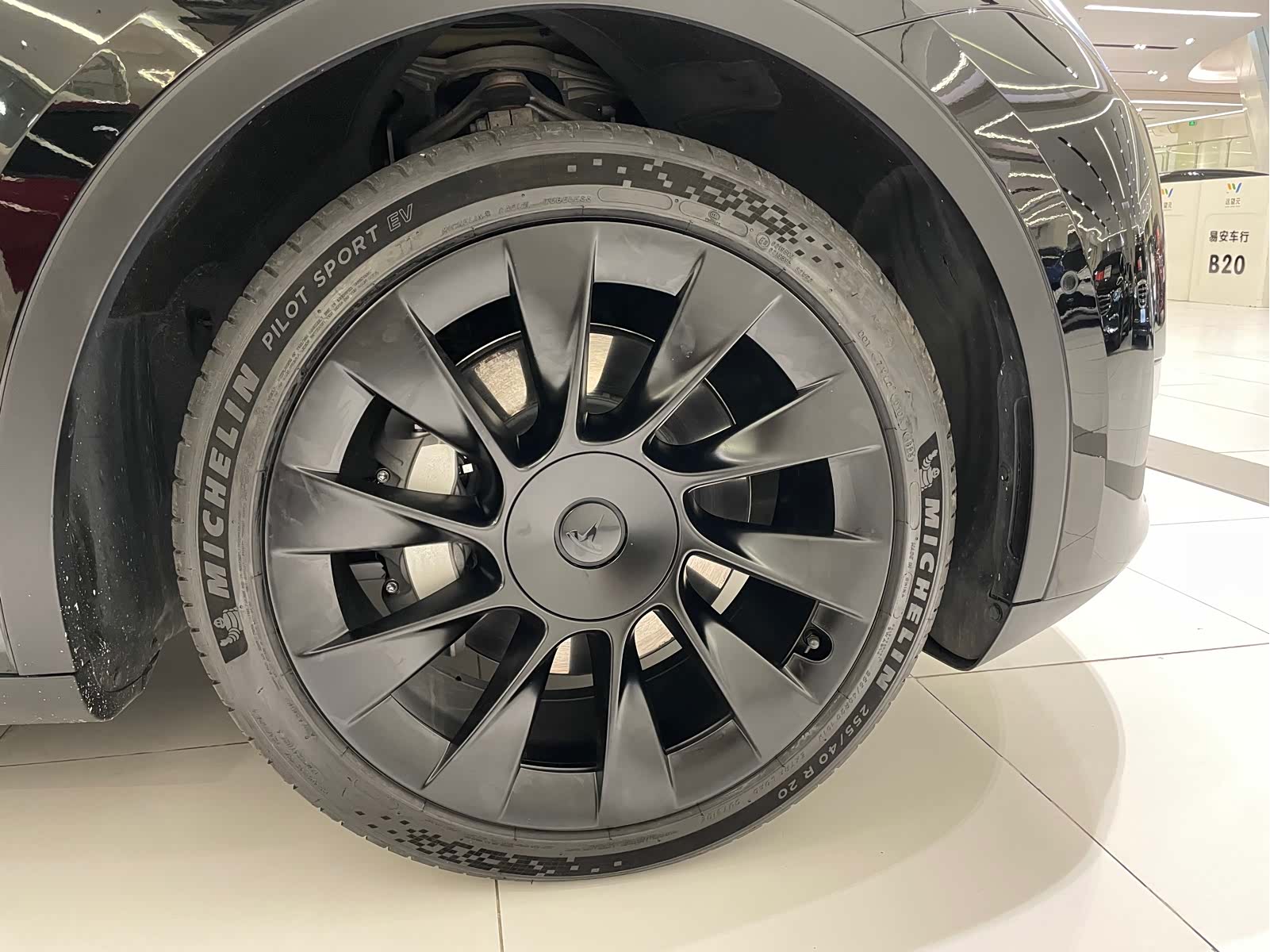 Tesla Model Y, 2023 19