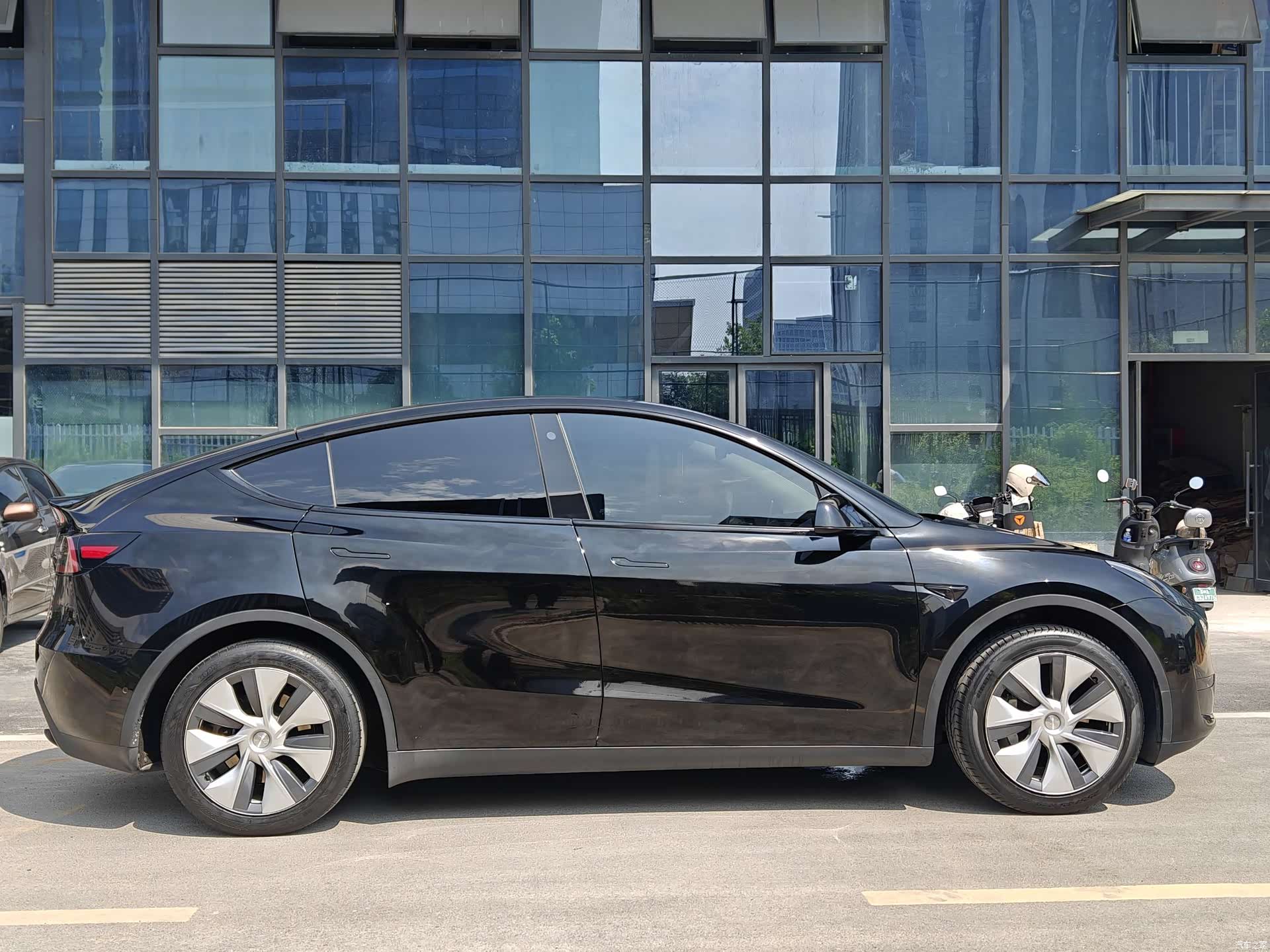 Tesla Model Y, 2023 7