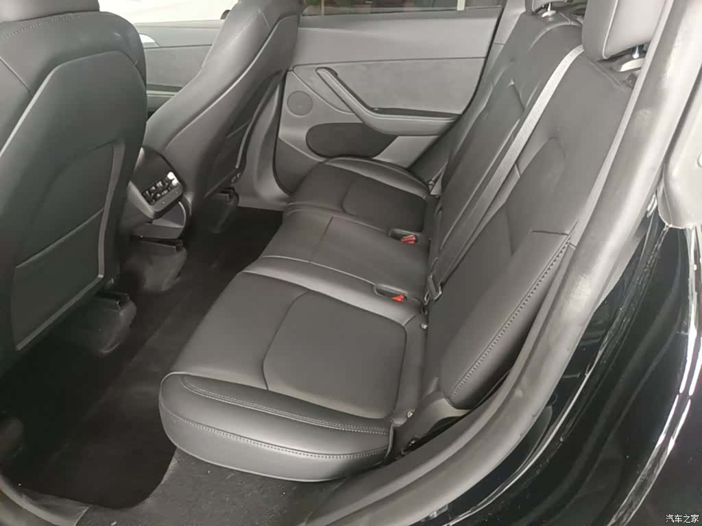 Tesla Model Y, 2023 17