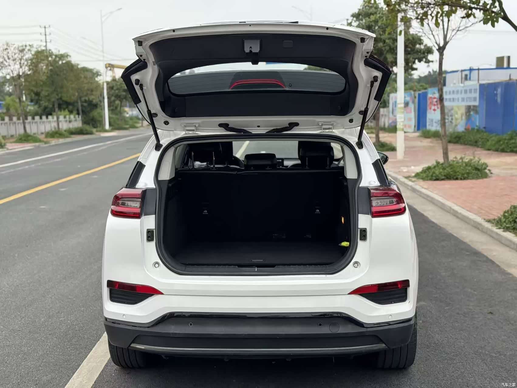 Hongqi HS3, 2019 10