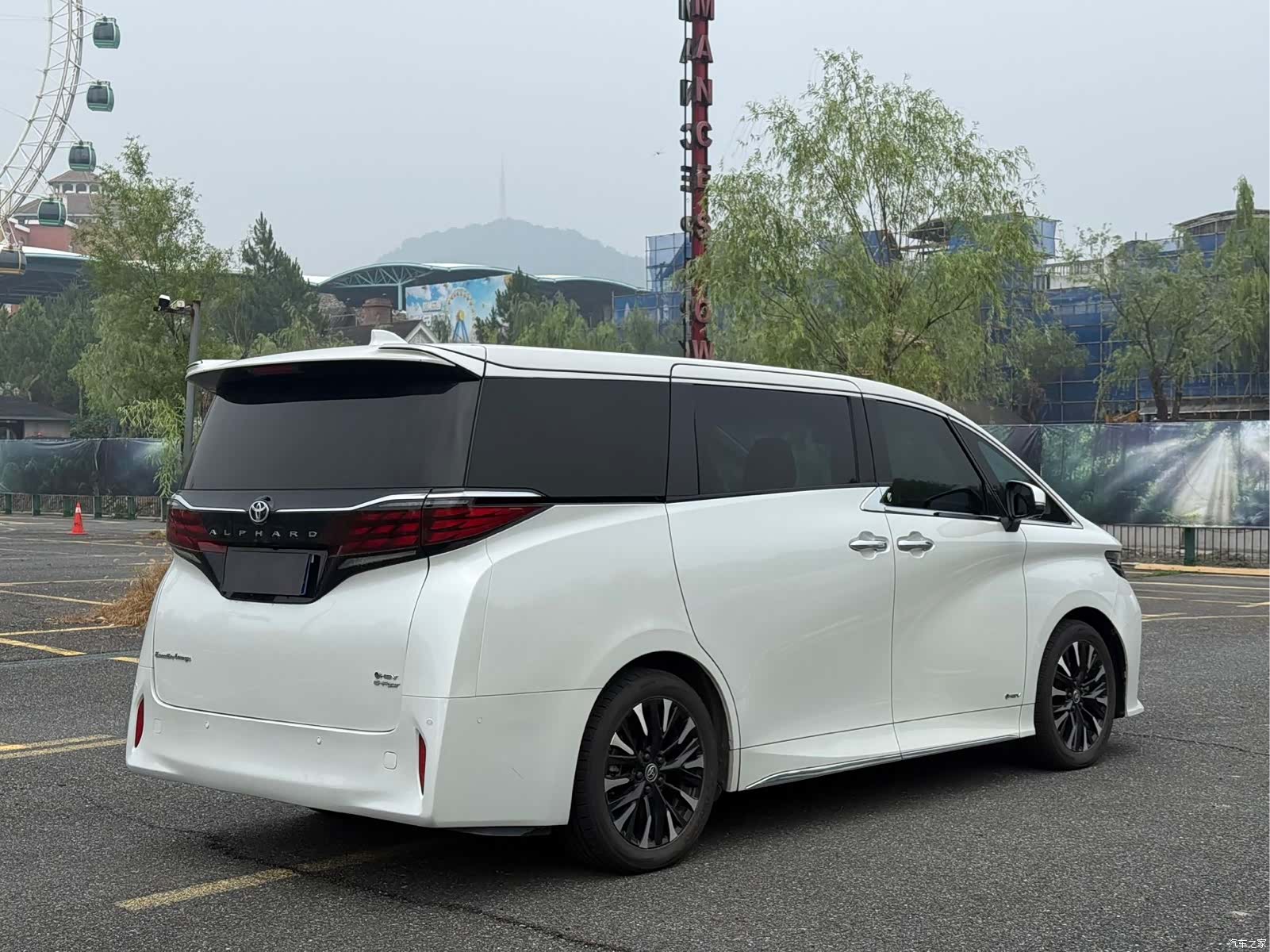 Toyota Alphard, 2023 3