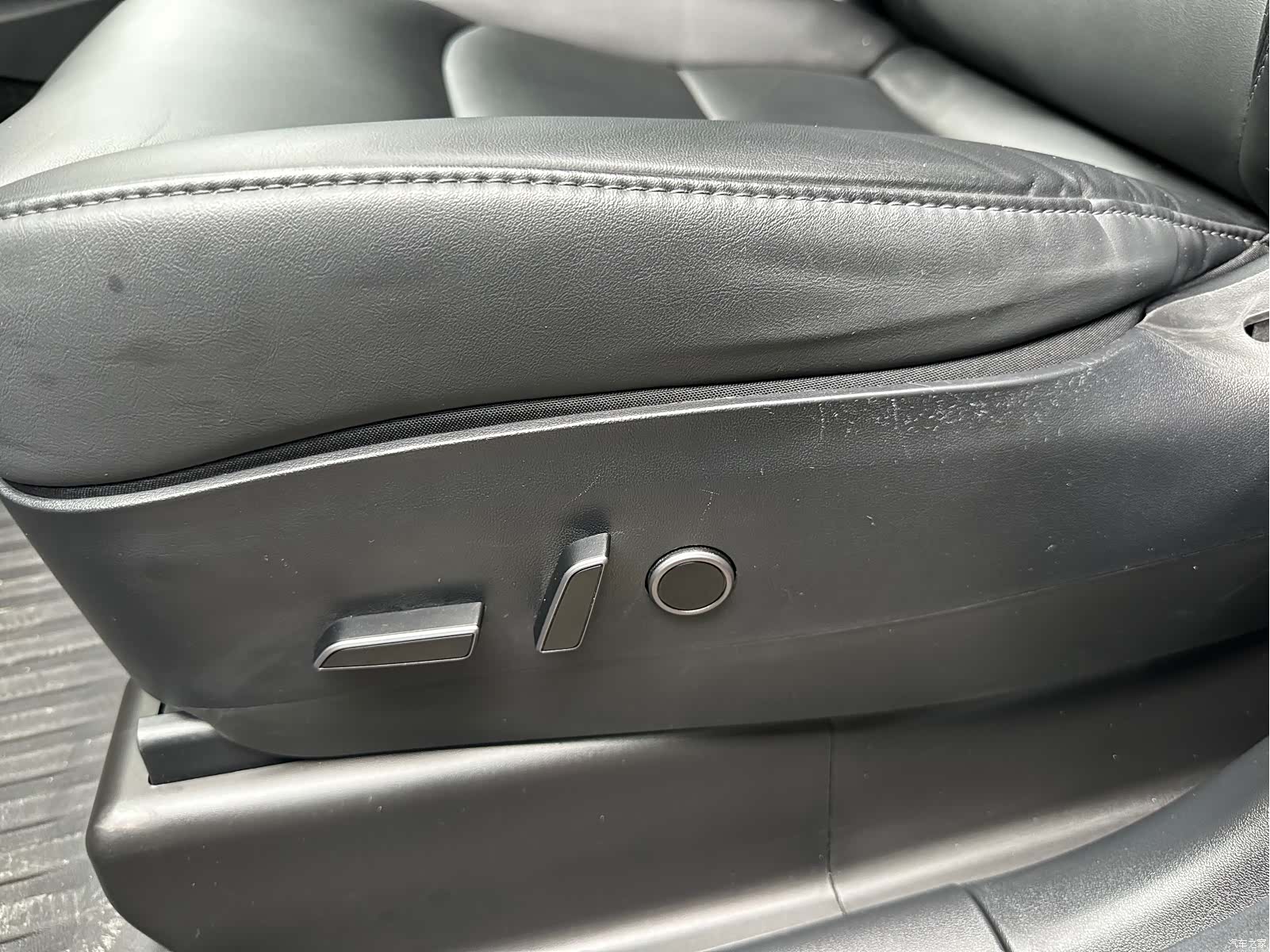 Tesla Model Y, 2023 25