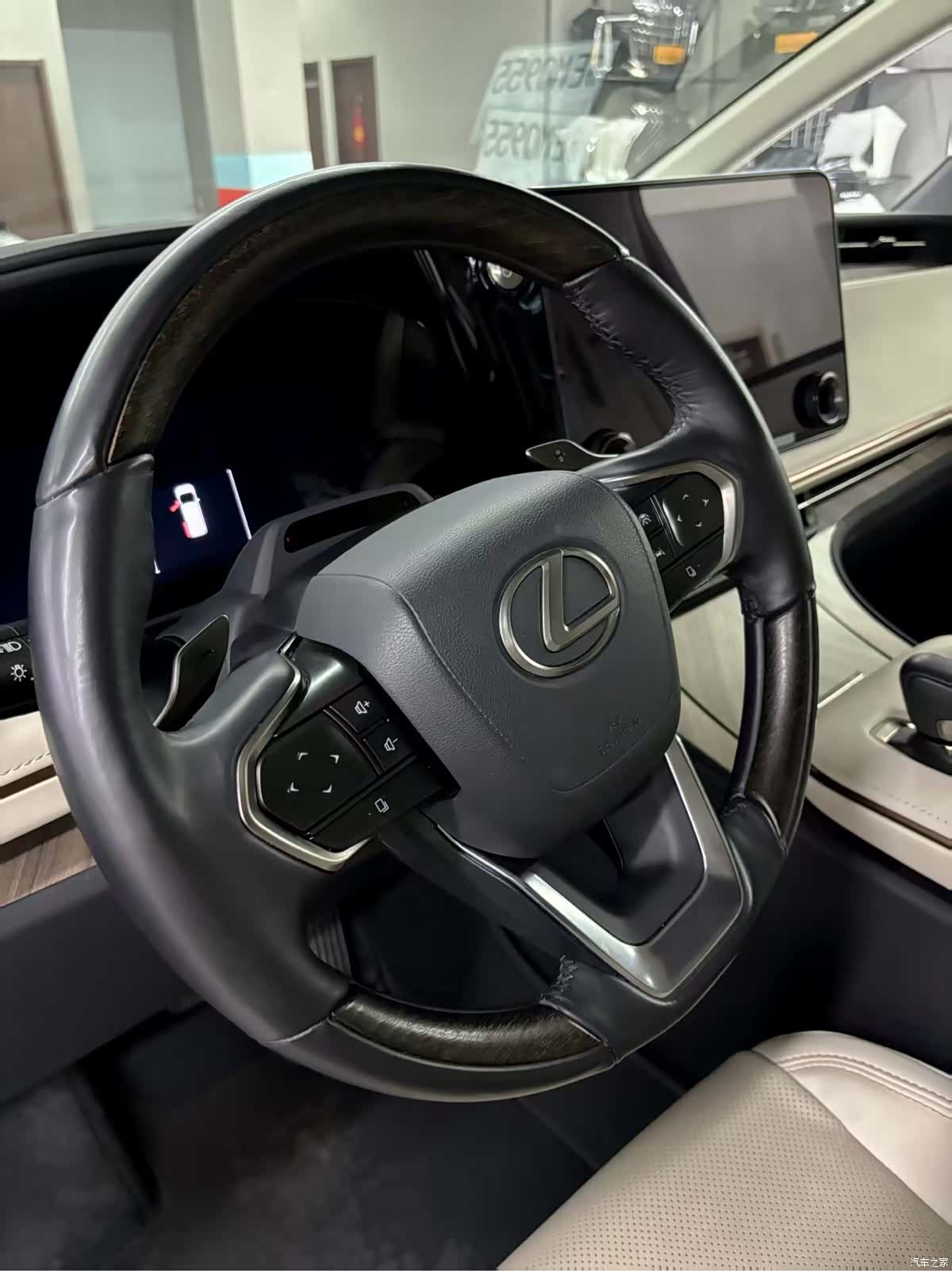 Lexus LM, 2023 все фото