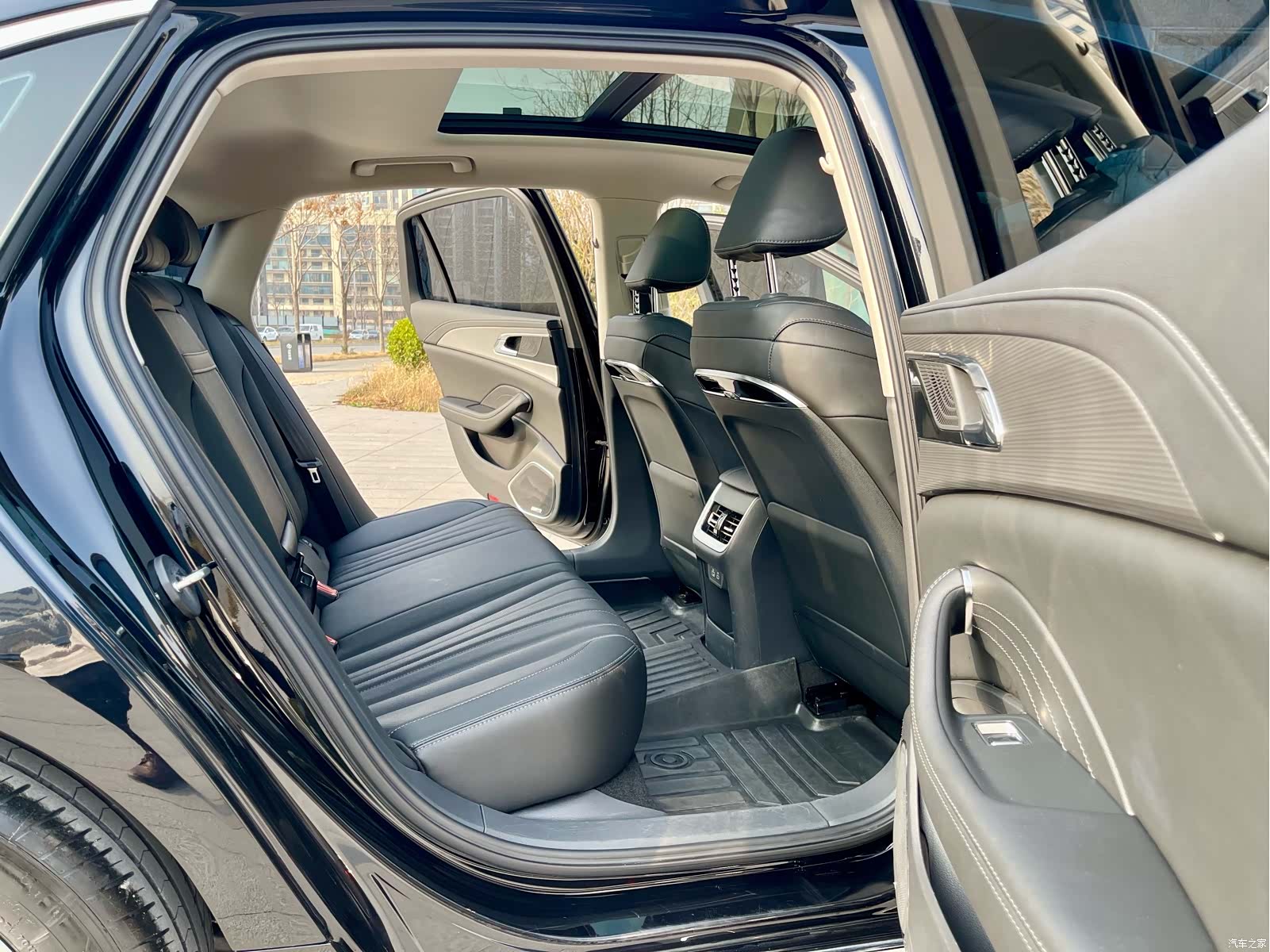 Hongqi H5, 2024 18