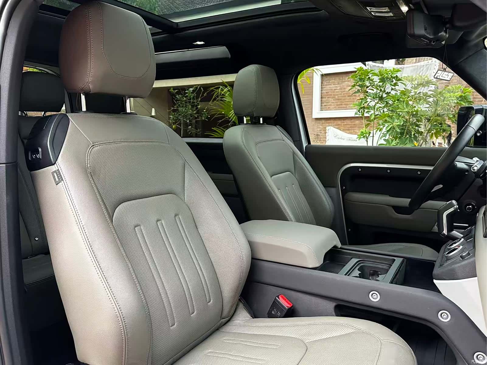 Land Rover Defender, 2021 10