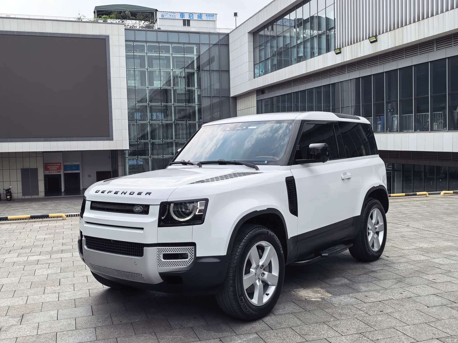Land Rover Defender, 2025 1