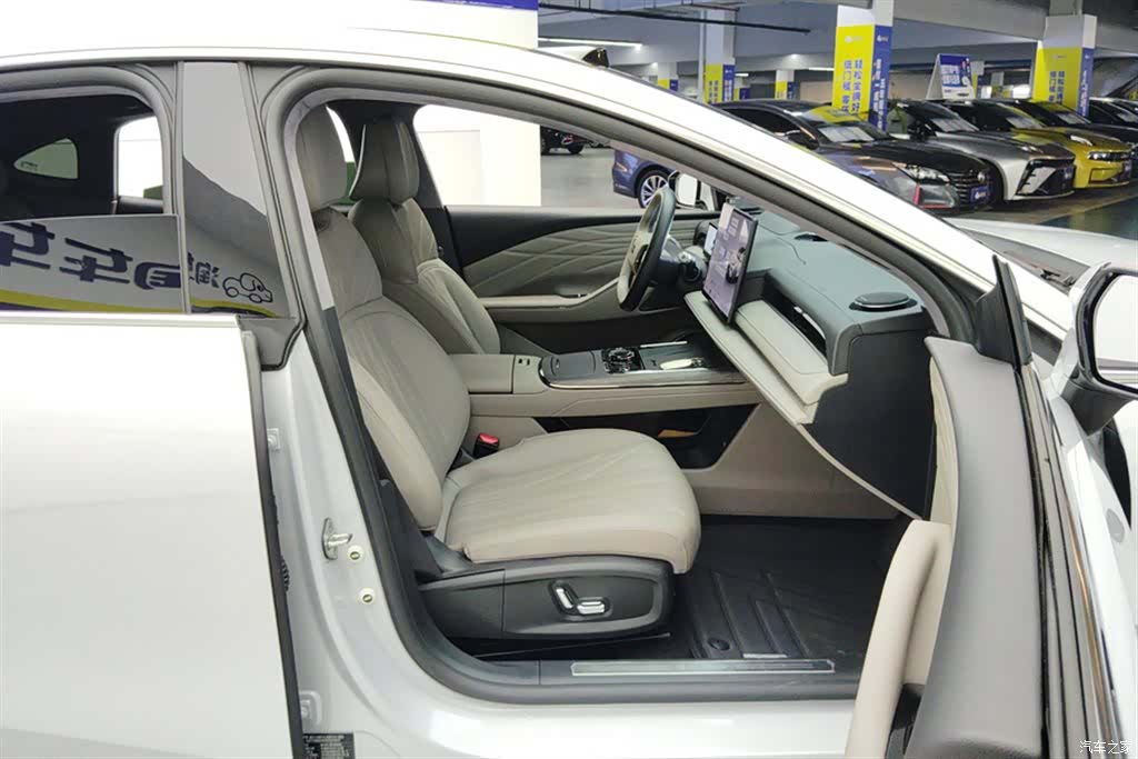 Geely 8, 2025 8