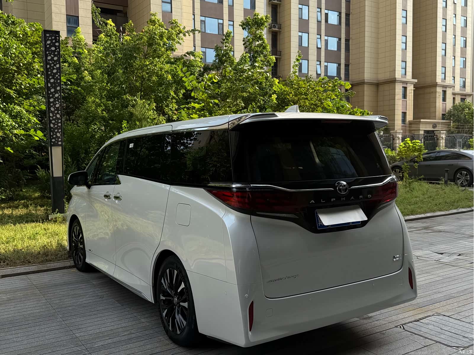 Toyota Alphard, 2024 все фото