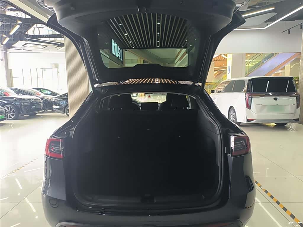 Tesla Model Y, 2024 19